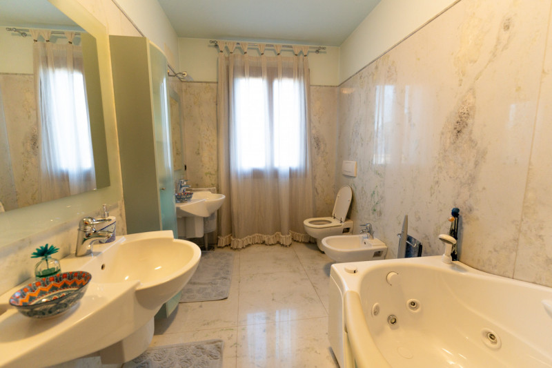 Vi proponiamo questa splendida villa singola di oltre 300 mq, con scoperto e giardino piantumato ...