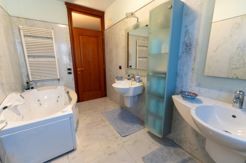 Vi proponiamo questa splendida villa singola di oltre 300 mq, con scoperto e giardino piantumato ...