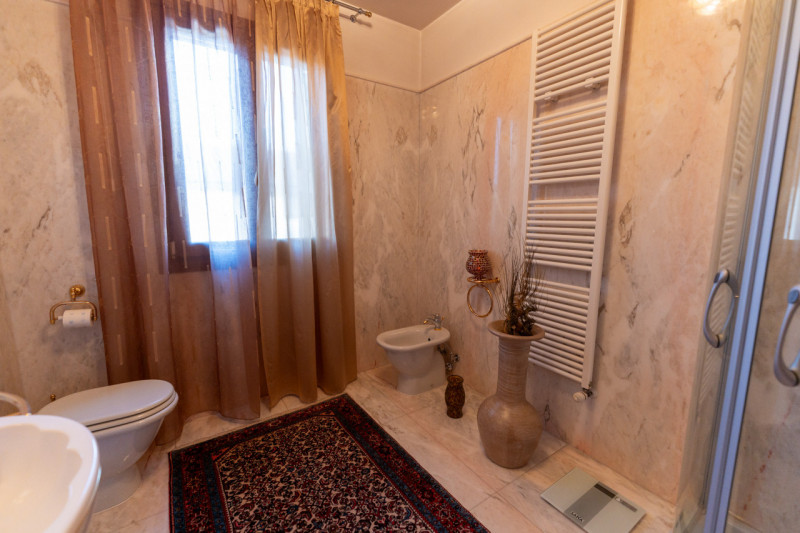 Vi proponiamo questa splendida villa singola di oltre 300 mq, con scoperto e giardino piantumato ...