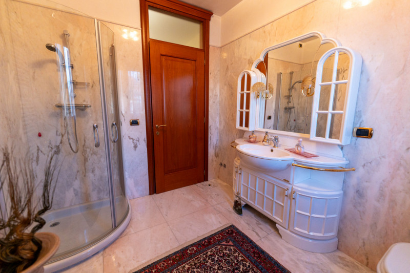 Vi proponiamo questa splendida villa singola di oltre 300 mq, con scoperto e giardino piantumato ...