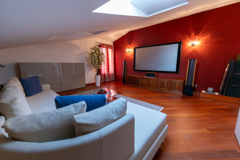 Vi proponiamo questa splendida villa singola di oltre 300 mq, con scoperto e giardino piantumato ...