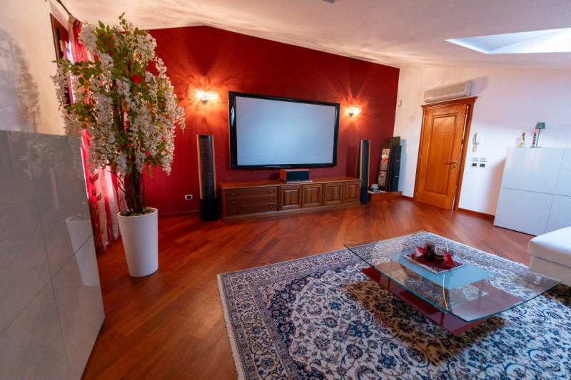 Vi proponiamo questa splendida villa singola di oltre 300 mq, con scoperto e giardino piantumato ...