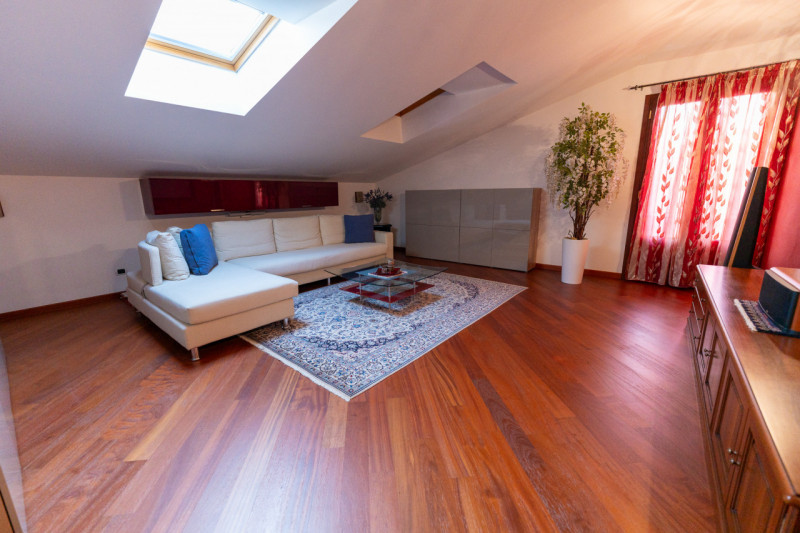 Vi proponiamo questa splendida villa singola di oltre 300 mq, con scoperto e giardino piantumato ...