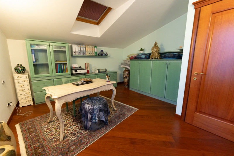 Vi proponiamo questa splendida villa singola di oltre 300 mq, con scoperto e giardino piantumato ...