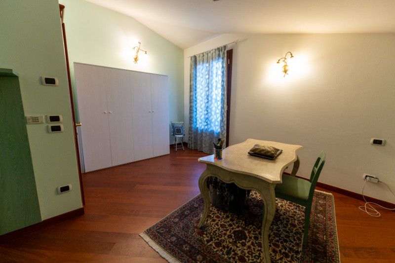 Vi proponiamo questa splendida villa singola di oltre 300 mq, con scoperto e giardino piantumato ...