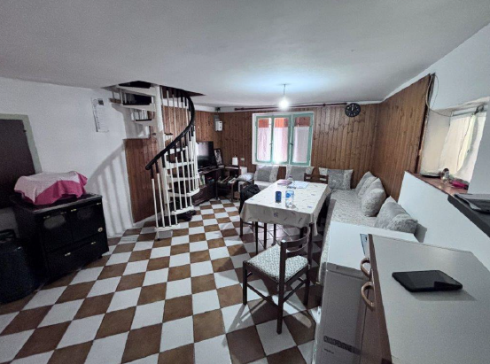 RIF. A.A.385-24

Vendesi all'asta - porzione di fabbricato su 3 livelli in data 16 aprile 2026

D...