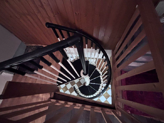 RIF. A.A.385-24

Vendesi all'asta - porzione di fabbricato su 3 livelli in data 16 aprile 2026

D...