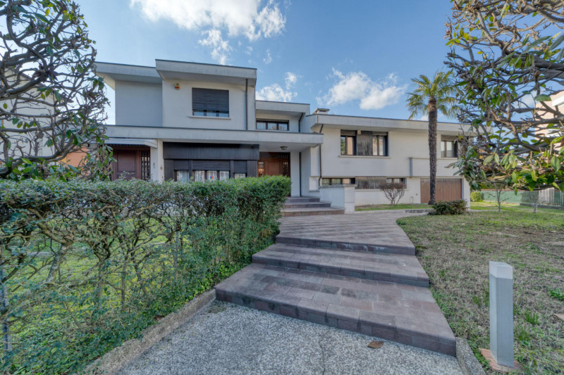 PADOVA - ZONA FACCIOLATI Nel cuore di una delle zone più ricercate della città, proponiamo in ven...