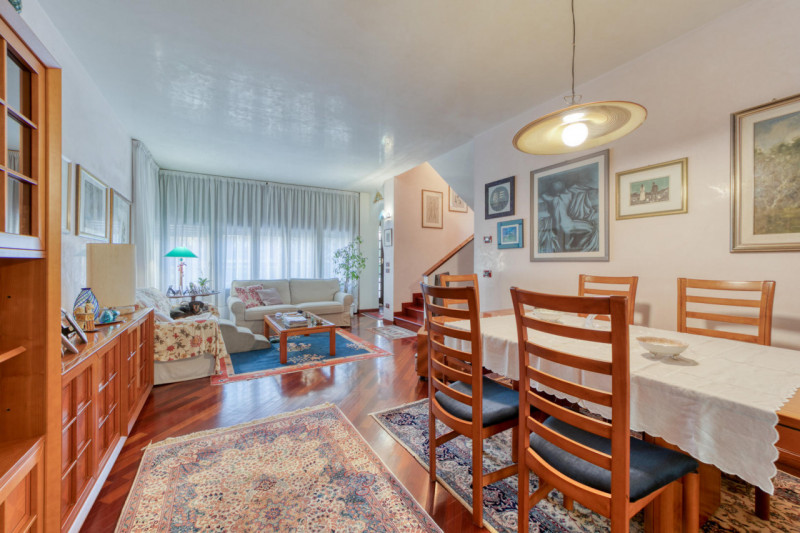 PADOVA - ZONA FACCIOLATI Nel cuore di una delle zone più ricercate della città, proponiamo in ven...