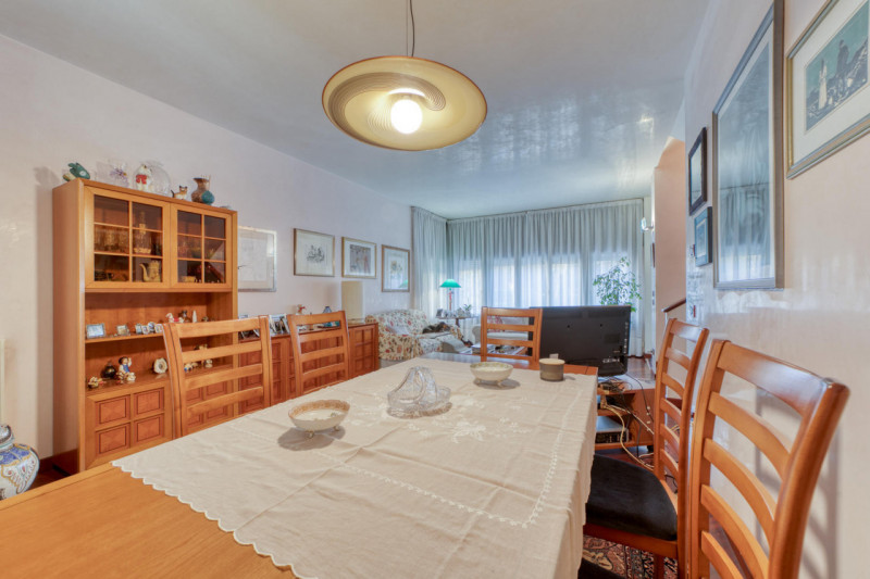 PADOVA - ZONA FACCIOLATI Nel cuore di una delle zone più ricercate della città, proponiamo in ven...