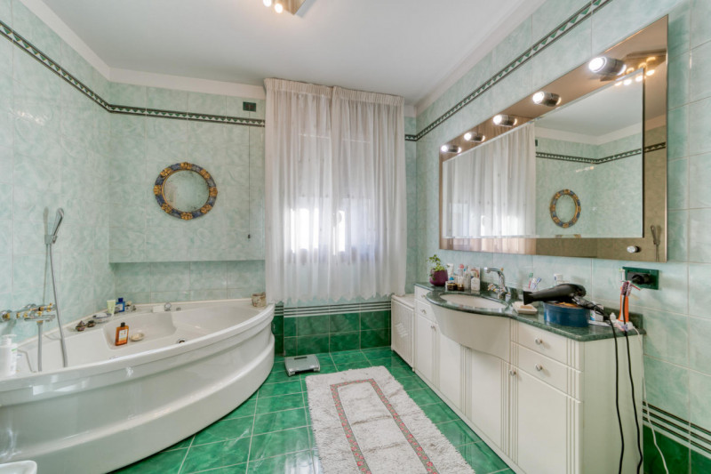 PADOVA - ZONA FACCIOLATI Nel cuore di una delle zone più ricercate della città, proponiamo in ven...