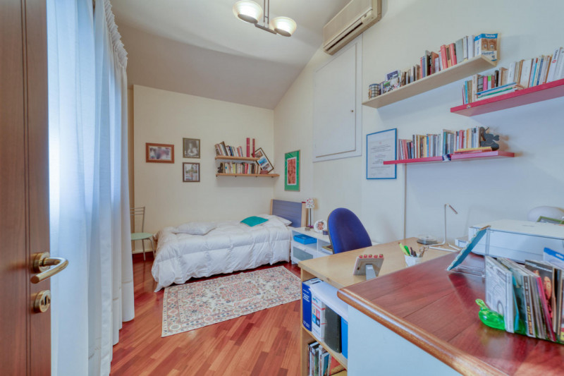 PADOVA - ZONA FACCIOLATI Nel cuore di una delle zone più ricercate della città, proponiamo in ven...