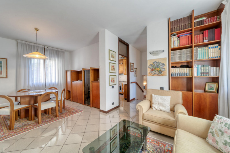 PADOVA - ZONA FACCIOLATI Nel cuore di una delle zone più ricercate della città, proponiamo in ven...