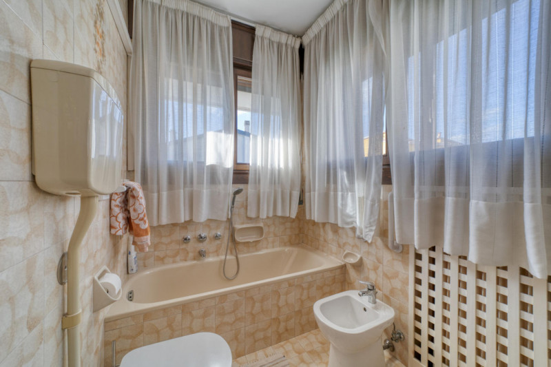 PADOVA - ZONA FACCIOLATI Nel cuore di una delle zone più ricercate della città, proponiamo in ven...