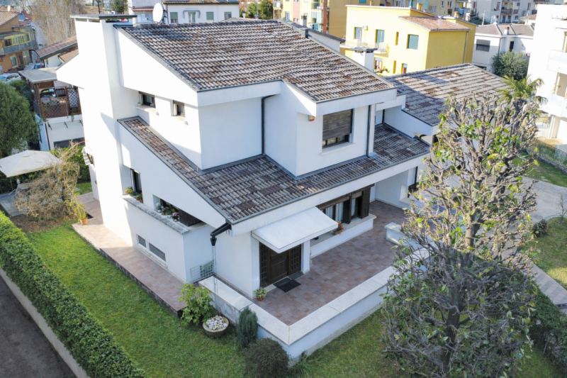 PADOVA - ZONA FACCIOLATI Nel cuore di una delle zone più ricercate della città, proponiamo in ven...