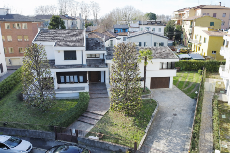 PADOVA - ZONA FACCIOLATI Nel cuore di una delle zone più ricercate della città, proponiamo in ven...