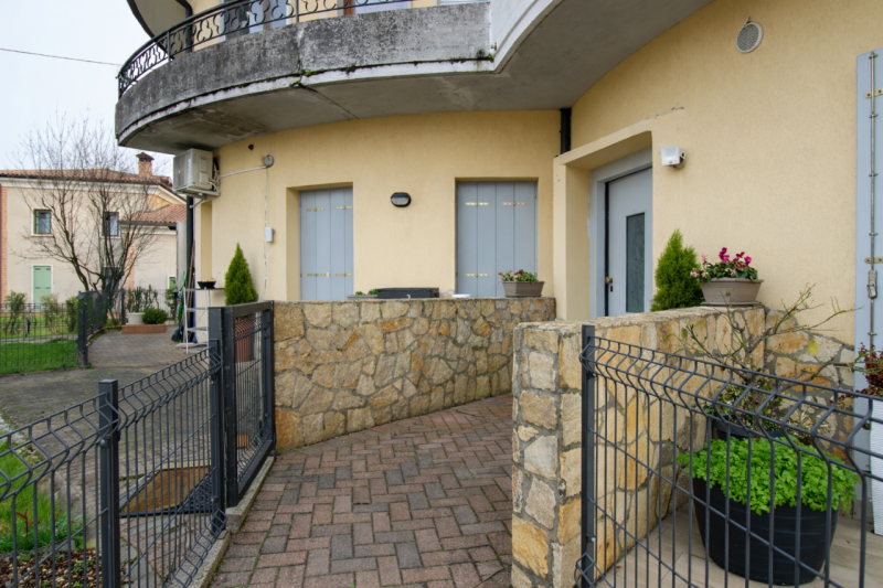 Nella tranquilla e ricercata frazione di Cresole, proponiamo in vendita grazioso appartamento bic...