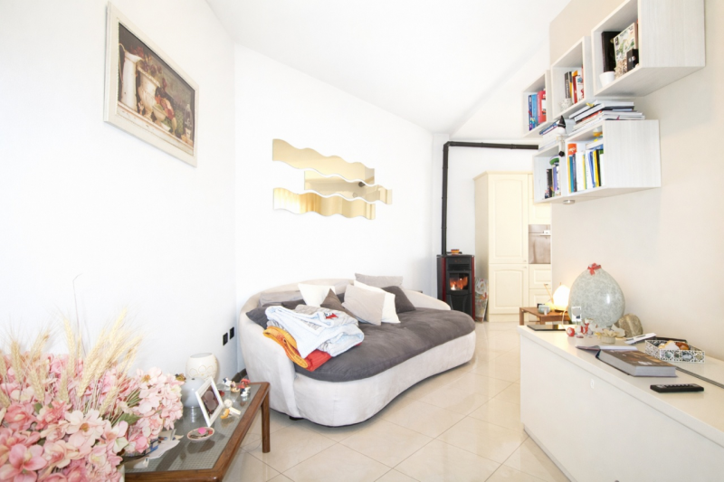 Nella tranquilla e ricercata frazione di Cresole, proponiamo in vendita grazioso appartamento bic...