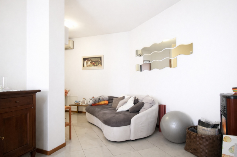 Nella tranquilla e ricercata frazione di Cresole, proponiamo in vendita grazioso appartamento bic...