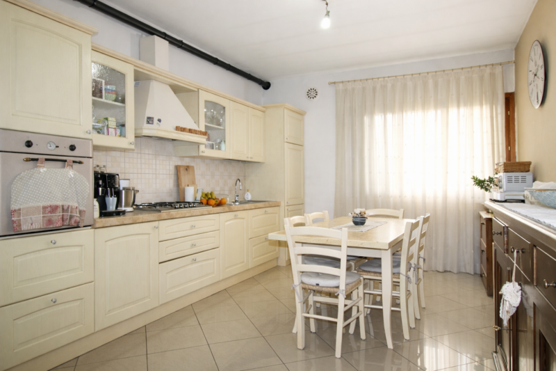 Nella tranquilla e ricercata frazione di Cresole, proponiamo in vendita grazioso appartamento bic...