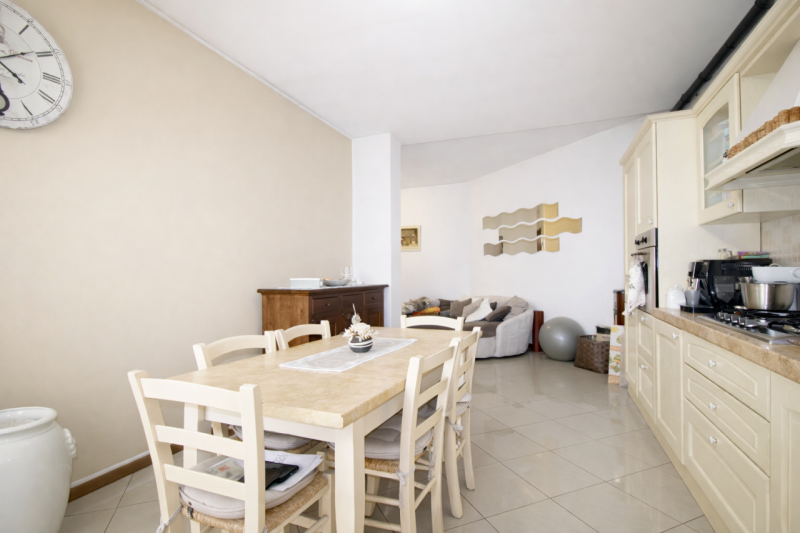 Nella tranquilla e ricercata frazione di Cresole, proponiamo in vendita grazioso appartamento bic...