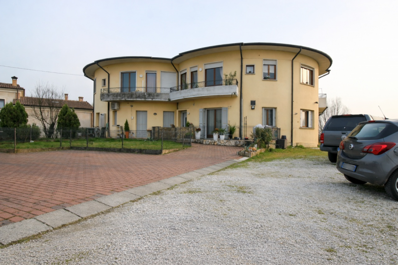 Nella tranquilla e ricercata frazione di Cresole, proponiamo in vendita grazioso appartamento bic...