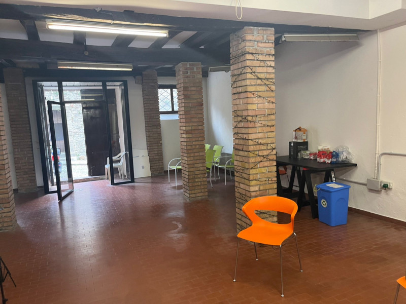 Nel cuore del suggestivo quartiere di Serravalle, nel Comune di Vittorio Veneto, proponiamo in af...