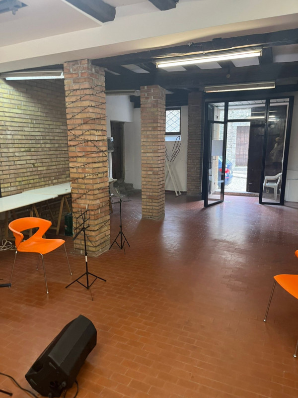 Nel cuore del suggestivo quartiere di Serravalle, nel Comune di Vittorio Veneto, proponiamo in af...