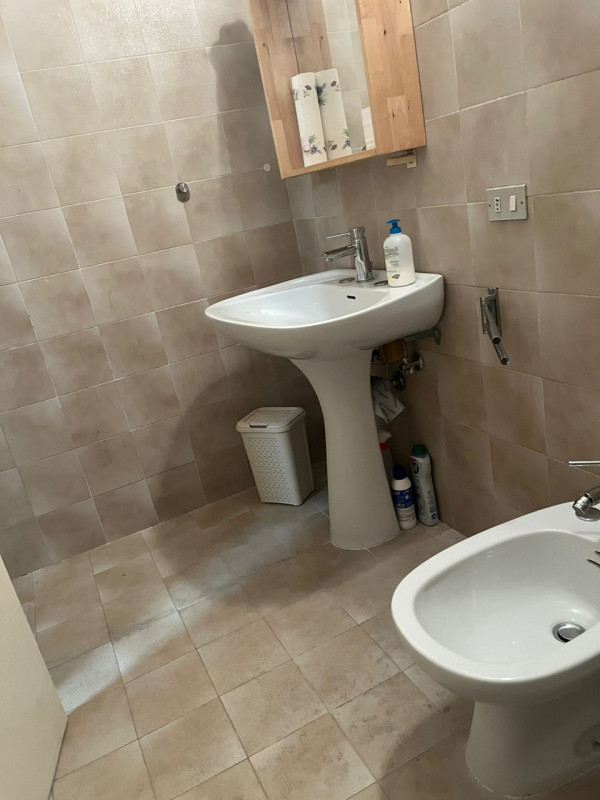 Nel cuore del suggestivo quartiere di Serravalle, nel Comune di Vittorio Veneto, proponiamo in af...