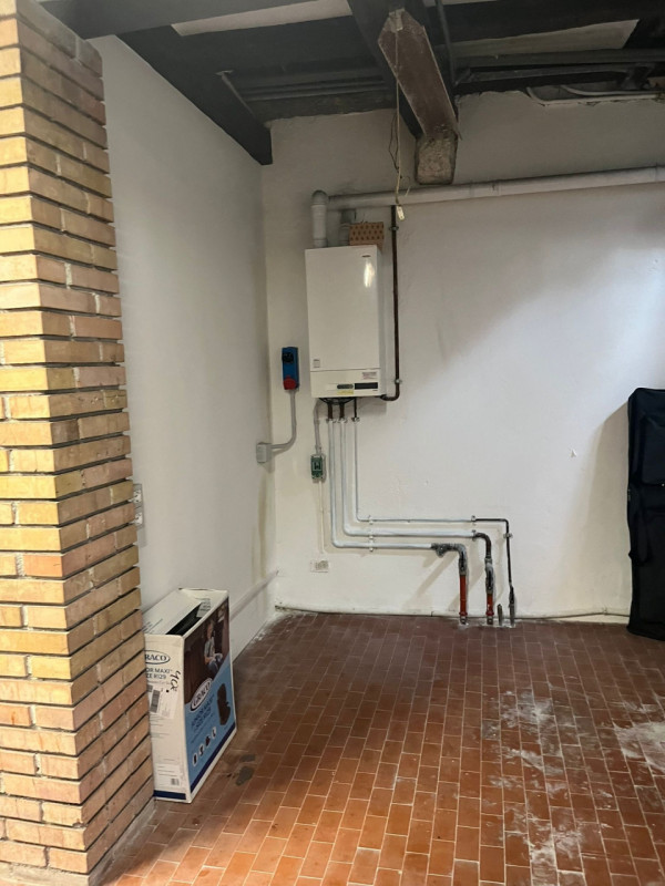 Nel cuore del suggestivo quartiere di Serravalle, nel Comune di Vittorio Veneto, proponiamo in af...