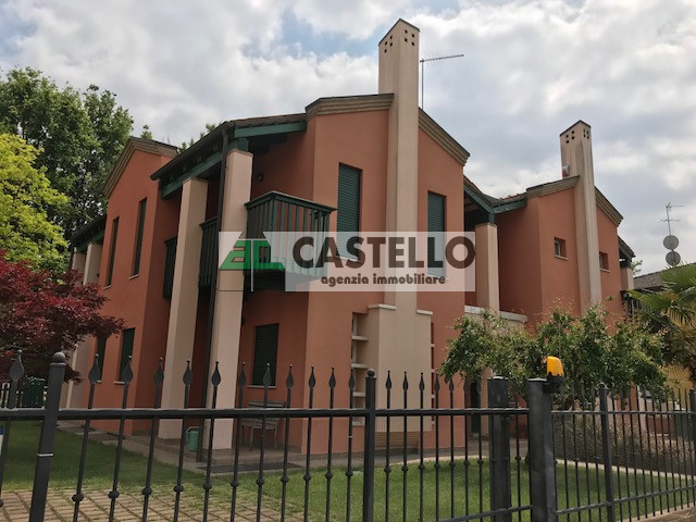 Noventa Padovana proponiamo in esclusiva interessante porzione di bifamiliare con finiture di pre...