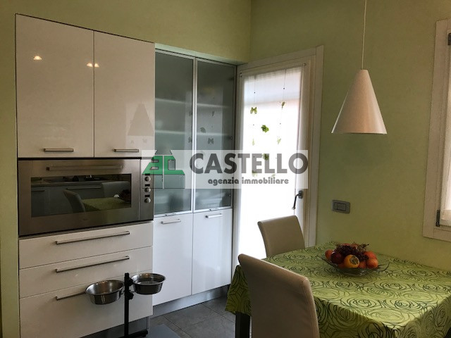 Noventa Padovana proponiamo in esclusiva interessante porzione di bifamiliare con finiture di pre...