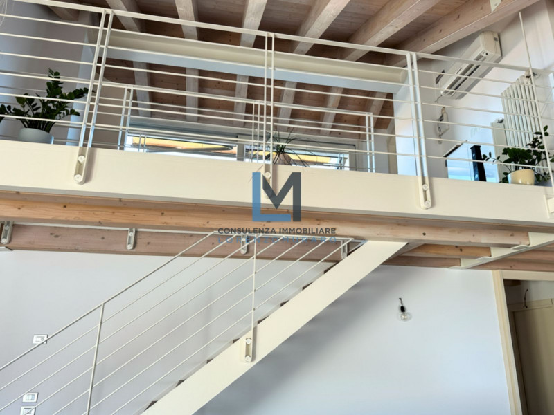 In pieno centro a Montebelluna, in recente complesso residenziale e direzionale, proponiamo in ve...