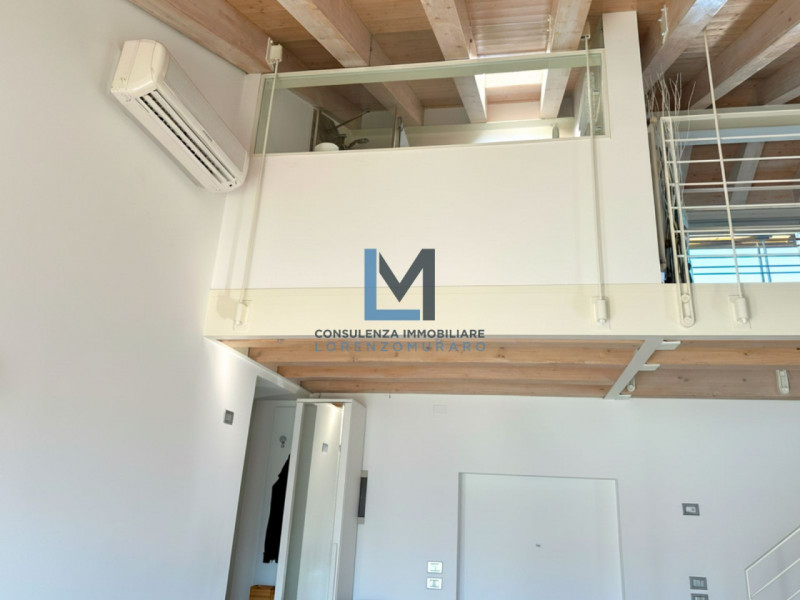 In pieno centro a Montebelluna, in recente complesso residenziale e direzionale, proponiamo in ve...