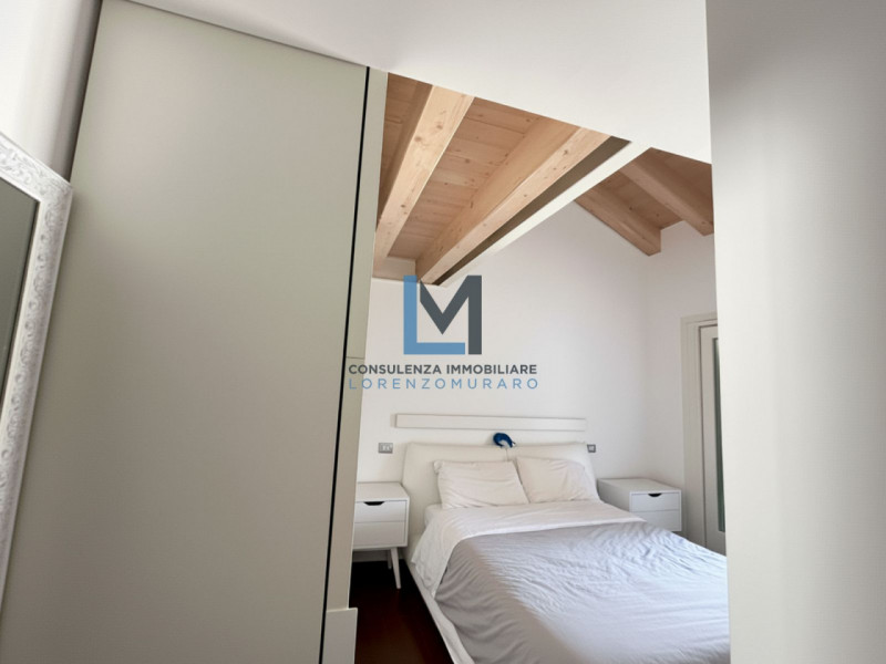 In pieno centro a Montebelluna, in recente complesso residenziale e direzionale, proponiamo in ve...