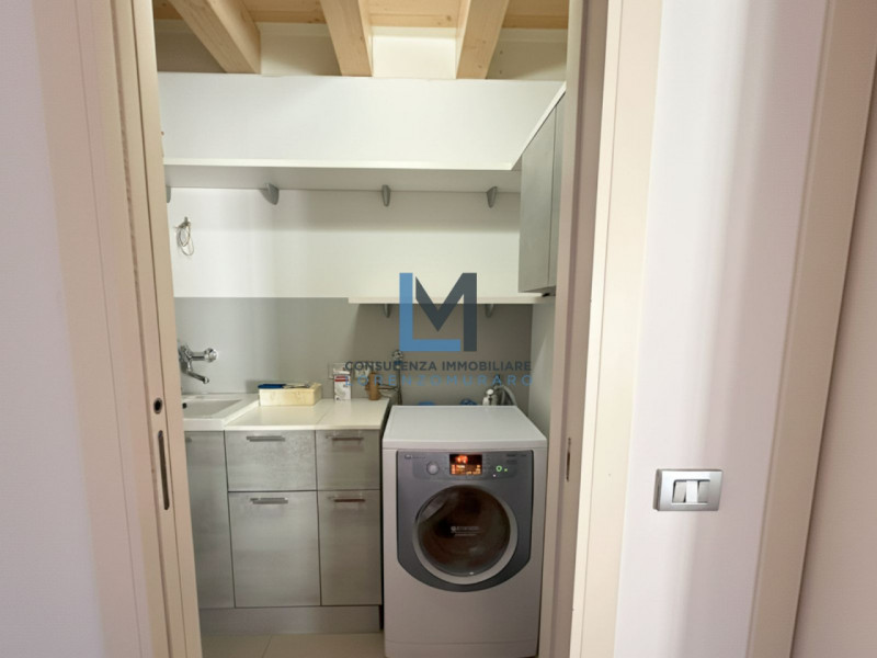 In pieno centro a Montebelluna, in recente complesso residenziale e direzionale, proponiamo in ve...