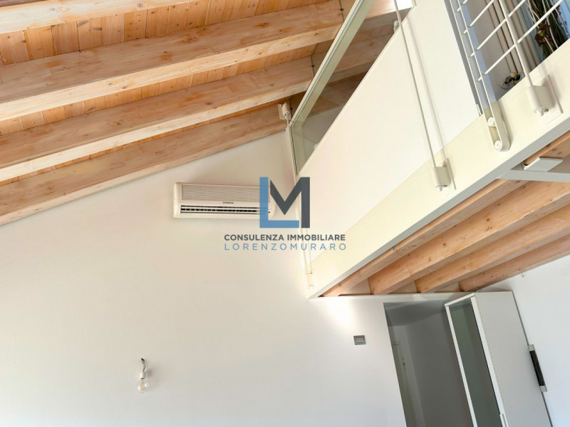 In pieno centro a Montebelluna, in recente complesso residenziale e direzionale, proponiamo in ve...