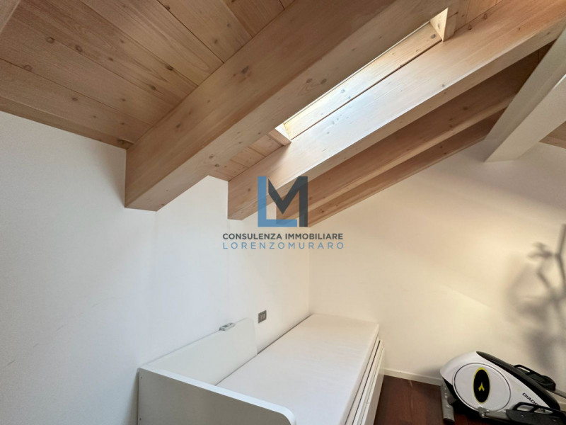 In pieno centro a Montebelluna, in recente complesso residenziale e direzionale, proponiamo in ve...