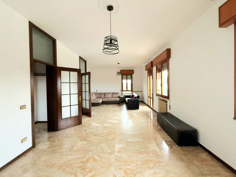 A Santa Caterina D'Este, nel centro di Carceri, proponiamo in affitto comodo appartamento di circ...