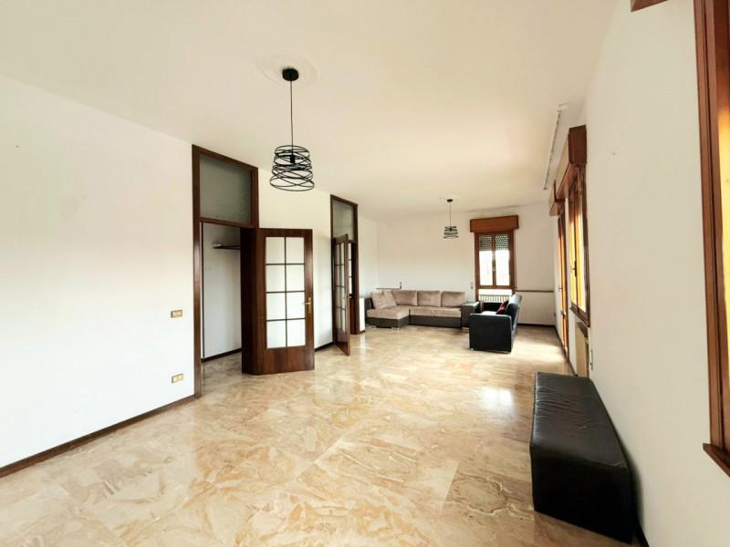 A Santa Caterina D'Este, nel centro di Carceri, proponiamo in affitto comodo appartamento di circ...