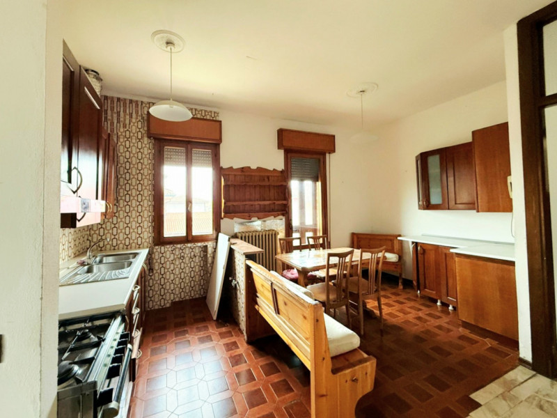 A Santa Caterina D'Este, nel centro di Carceri, proponiamo in affitto comodo appartamento di circ...