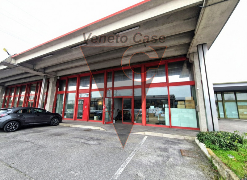 Proponiamo in vendita un ampio capannone di 1200 mq, composto da 1000 mq di spazio operativo e ul...