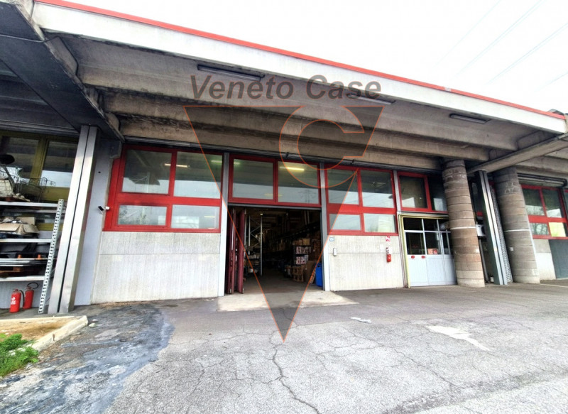 Proponiamo in vendita un ampio capannone di 1200 mq, composto da 1000 mq di spazio operativo e ul...