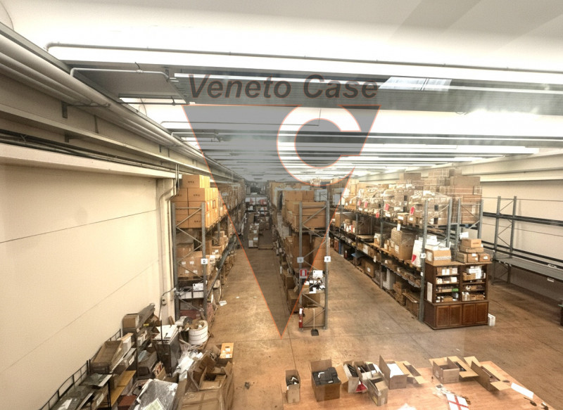 Proponiamo in vendita un ampio capannone di 1200 mq, composto da 1000 mq di spazio operativo e ul...