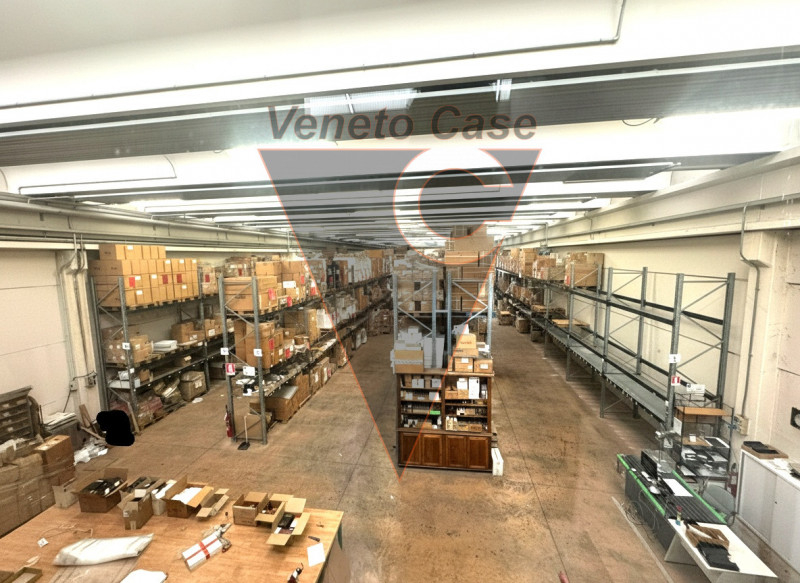 Proponiamo in vendita un ampio capannone di 1200 mq, composto da 1000 mq di spazio operativo e ul...