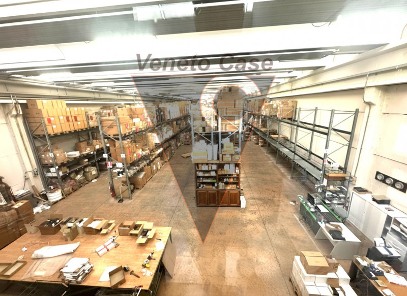 Proponiamo in vendita un ampio capannone di 1200 mq, composto da 1000 mq di spazio operativo e ul...