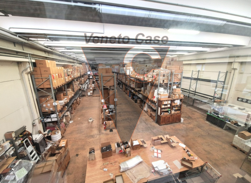 Proponiamo in vendita un ampio capannone di 1200 mq, composto da 1000 mq di spazio operativo e ul...