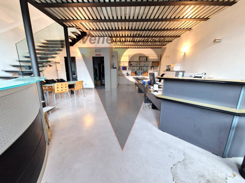 Proponiamo in vendita un ampio capannone di 1200 mq, composto da 1000 mq di spazio operativo e ul...