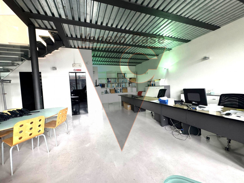 Proponiamo in vendita un ampio capannone di 1200 mq, composto da 1000 mq di spazio operativo e ul...