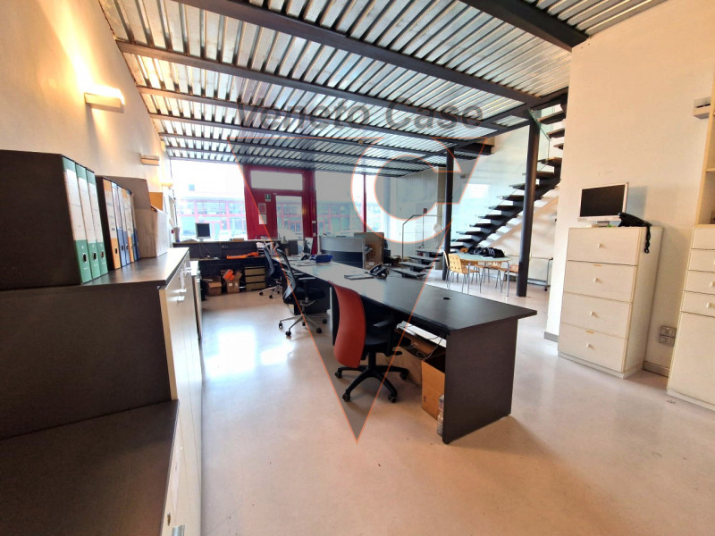 Proponiamo in vendita un ampio capannone di 1200 mq, composto da 1000 mq di spazio operativo e ul...